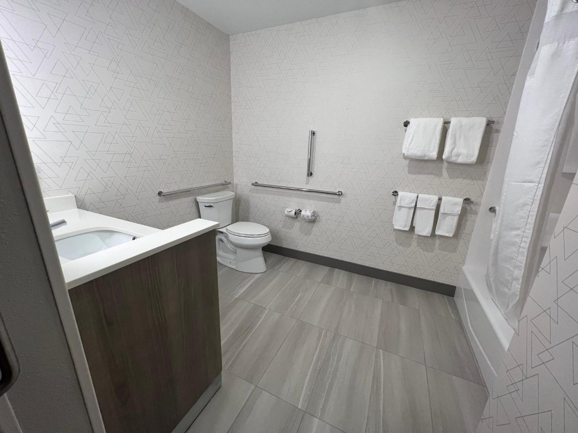 Holiday Inn Express & Suites - Tomah By Ihg Экстерьер фото