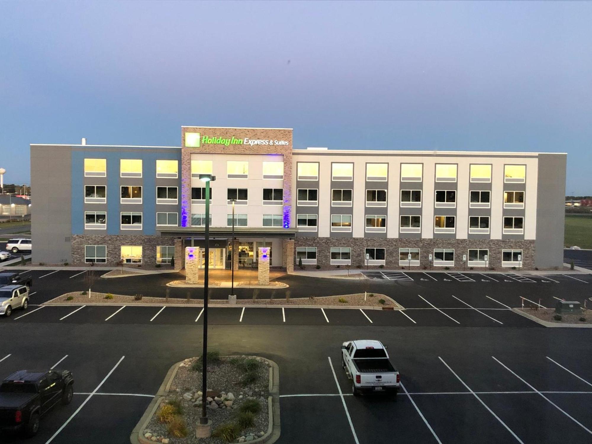 Holiday Inn Express & Suites - Tomah By Ihg Экстерьер фото